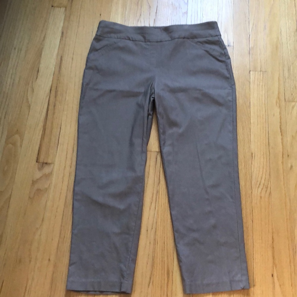 Light weight stretch fabric women’s 14P pull on straight leg pant. Khaki/brown